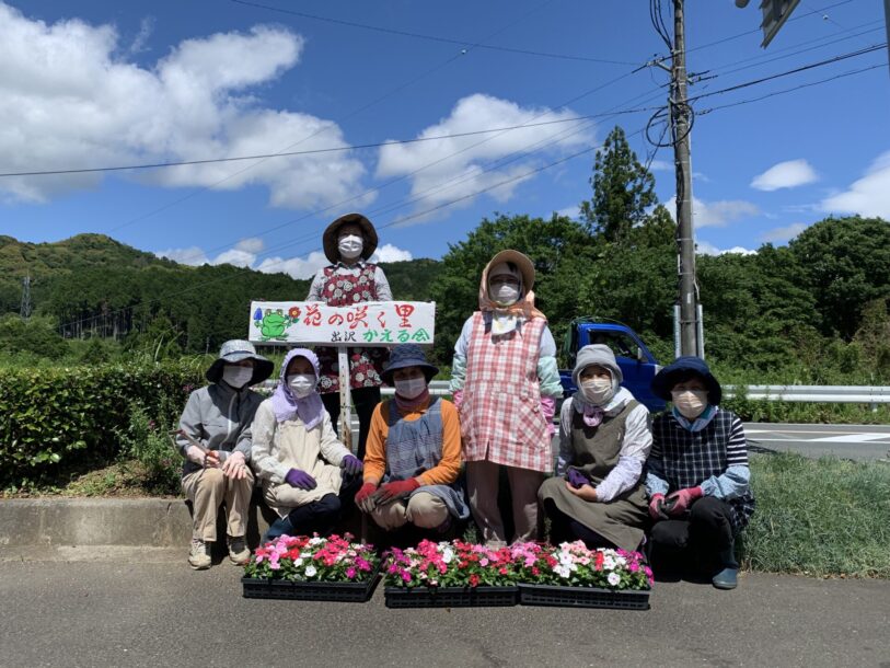 花壇の前で全員集合